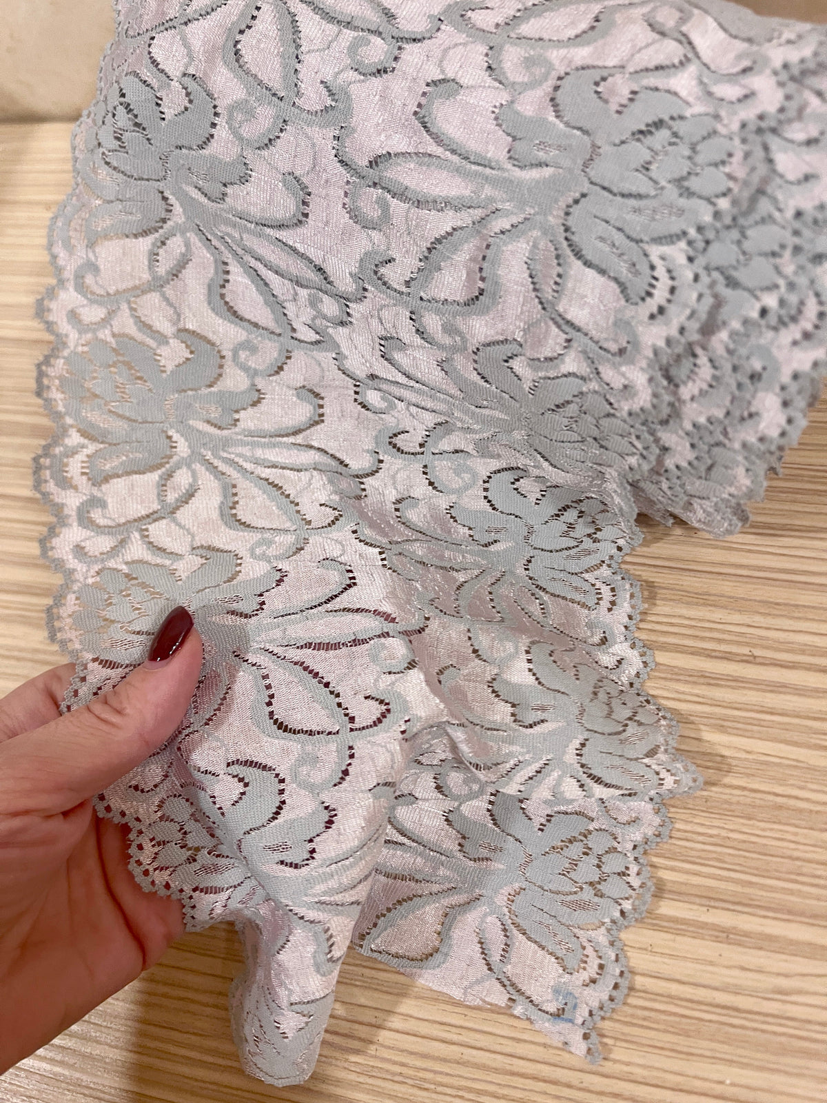 Image avec dentelle élastique 17 cm-rose poudré – disponible en ligne chez Šarlotes audumi