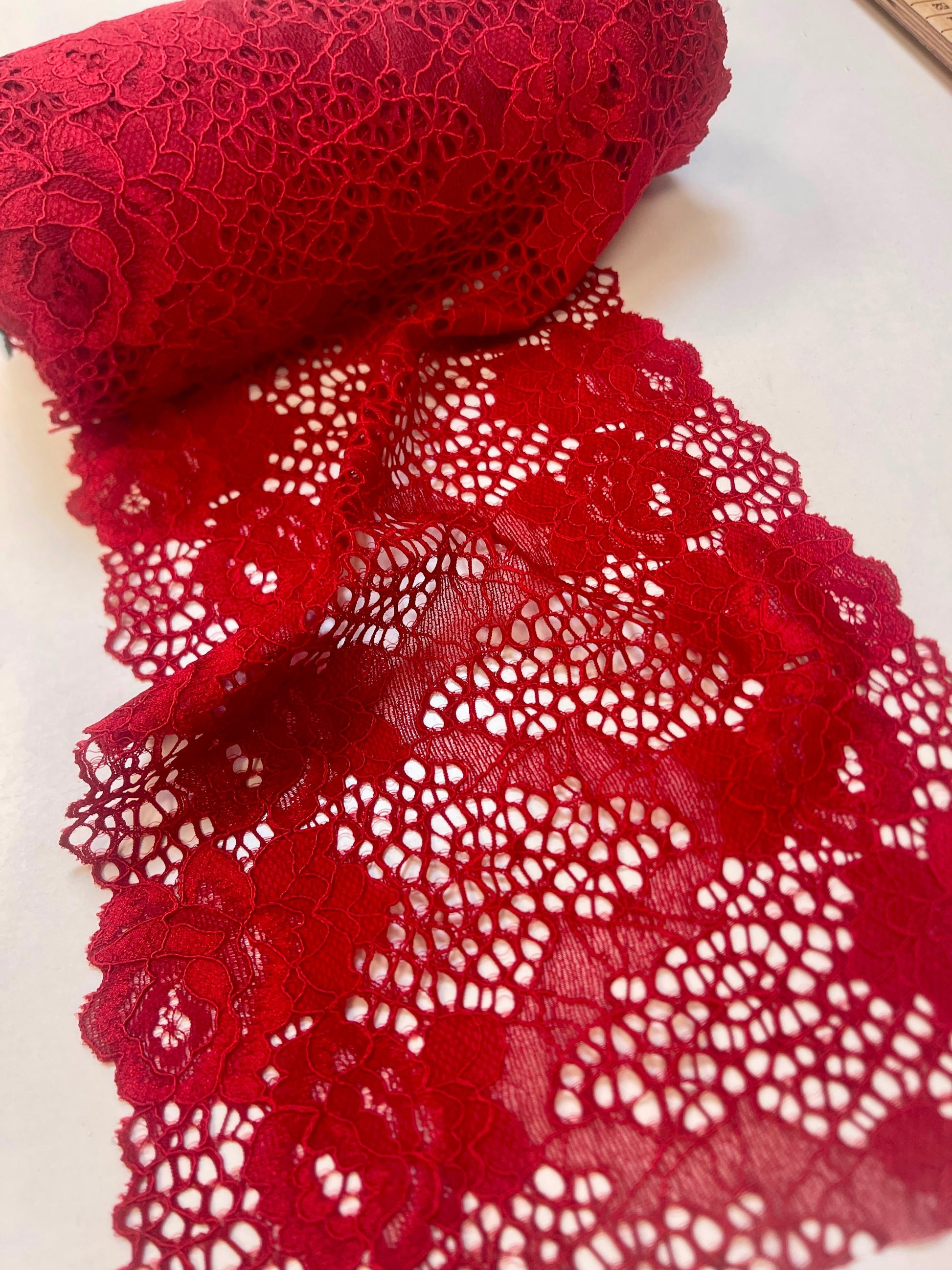 Image with elastic lace 18 cm - red cherry, available online at Charlotte Fabrics