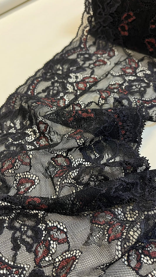 Image de dentelle extensible de 19 cm, noire avec des accents rouge foncé – disponible en ligne chez Šarlotes audumi