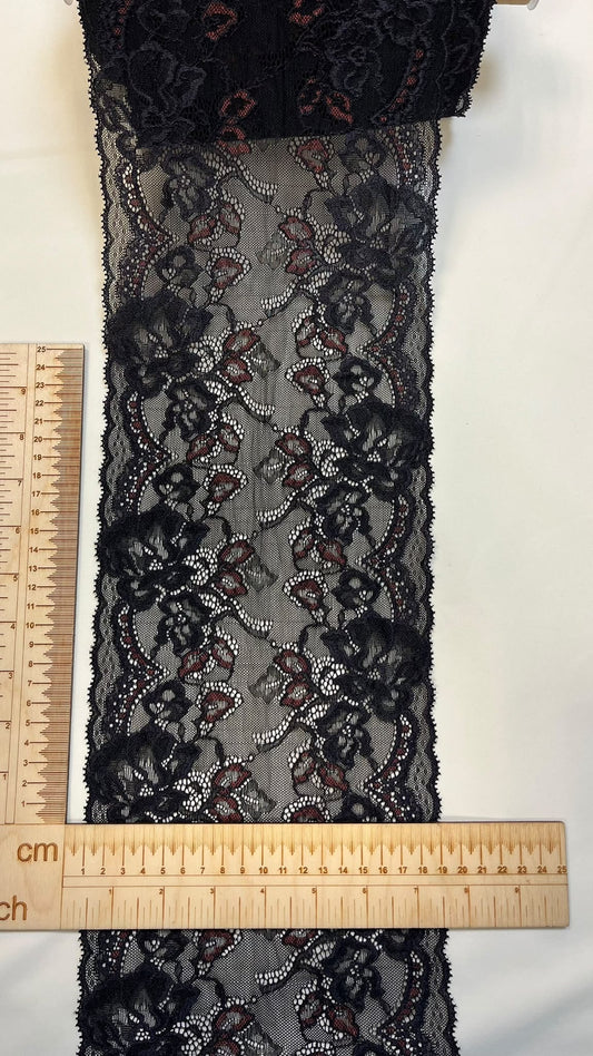 Image de dentelle extensible de 19 cm, noire avec des accents rouge foncé – disponible en ligne chez Šarlotes audumi