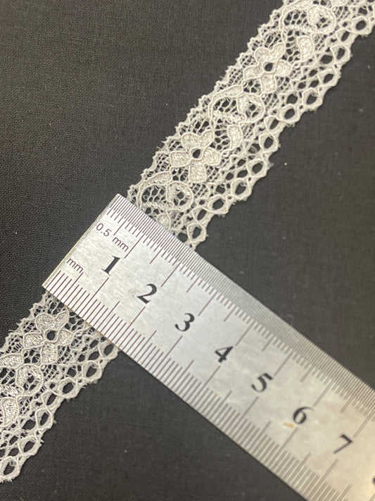 Image avec dentelle élastique 2 cm grise – disponible en ligne chez Tissus de Charlotte