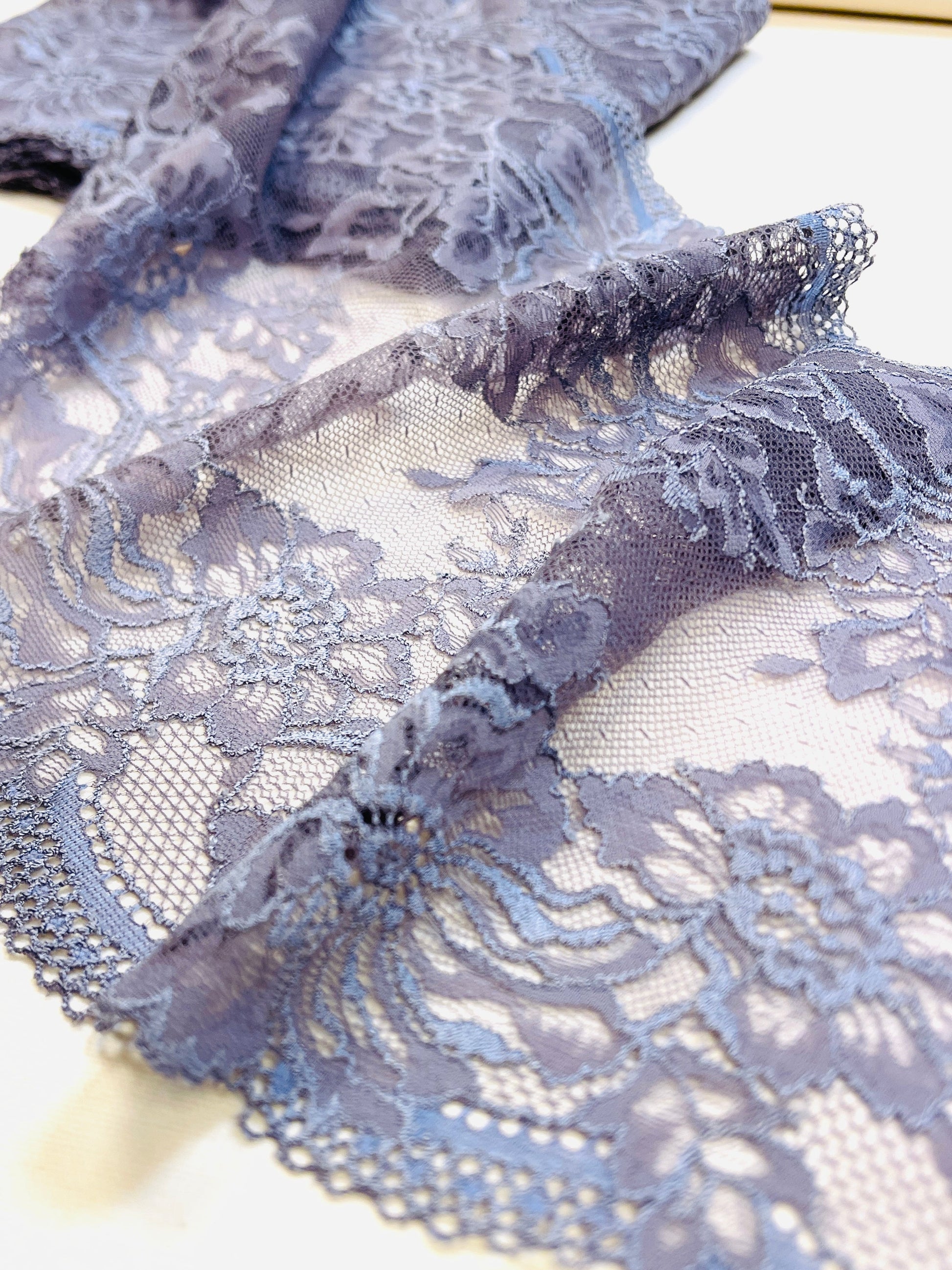 Image of elastic lace 20 cm - smoky lilac – available at Charlotte's Fabrics