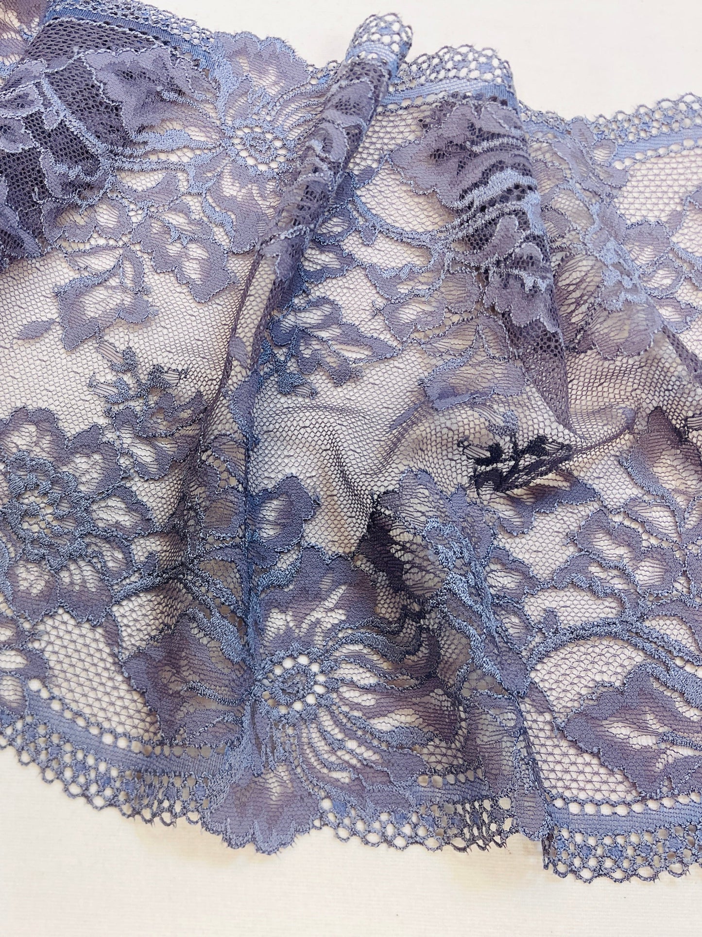 Elastic lace 20 cm - smoky lilac – available at Charlotte's Fabrics