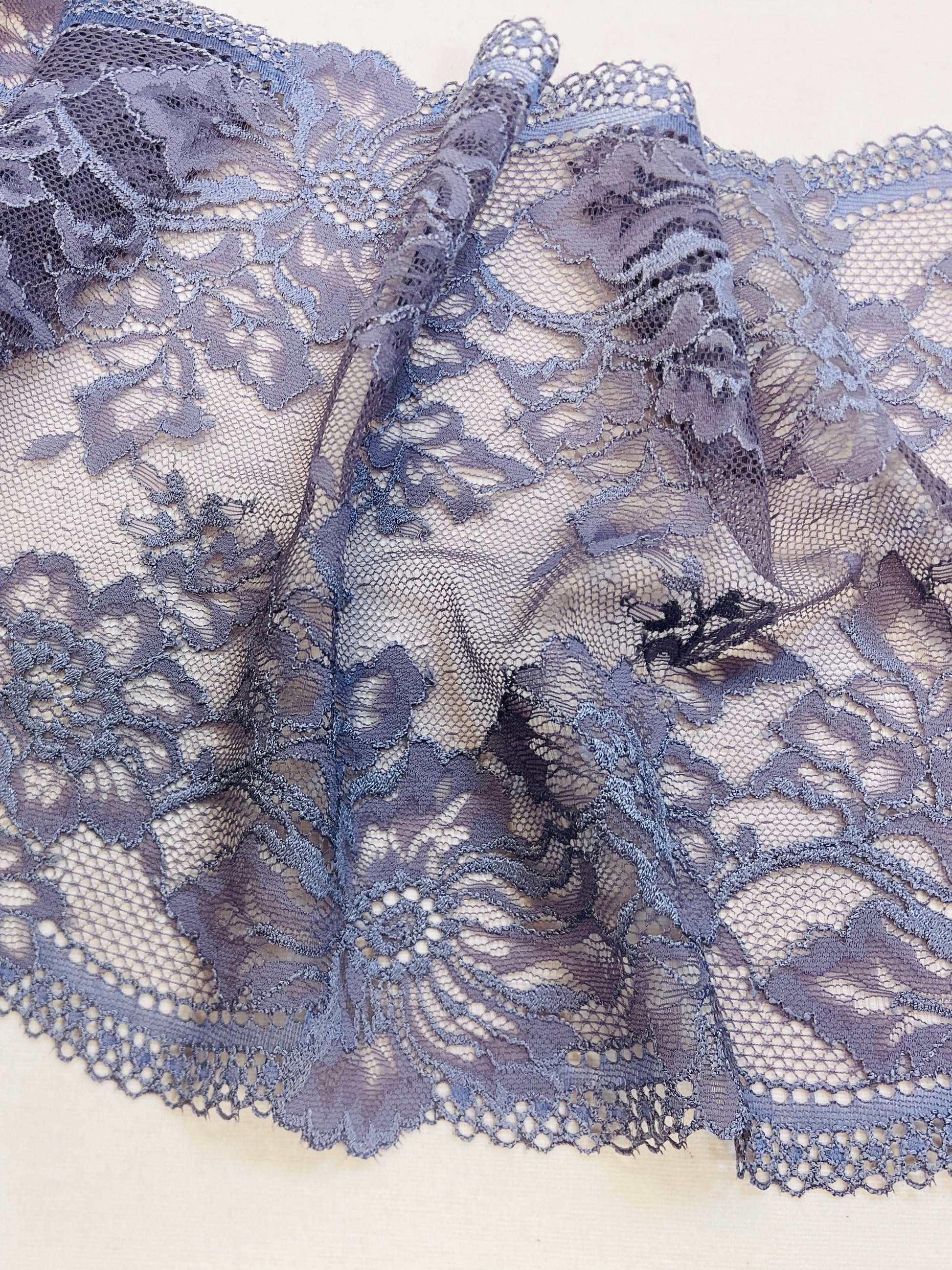 Elastic lace 20 cm - smoky lilac – available at Charlotte's Fabrics