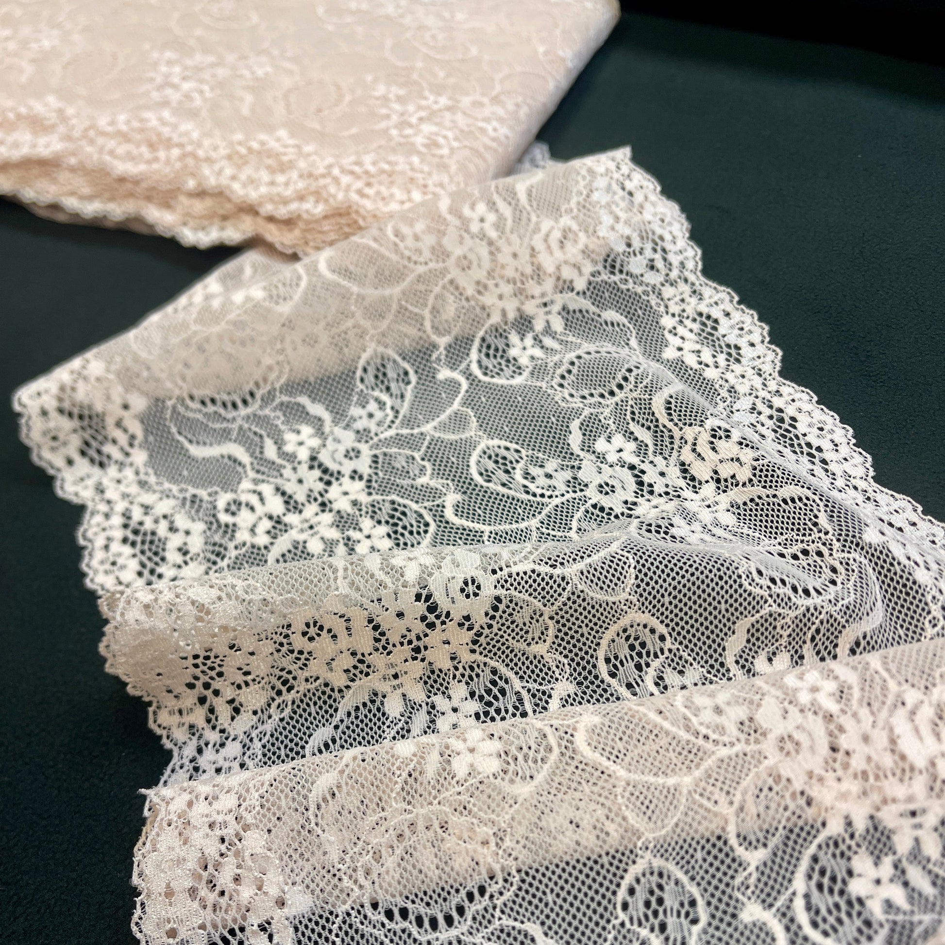 Image avec dentelle élastique 20 cm - ton crème – disponible chez Šarlotes audumi