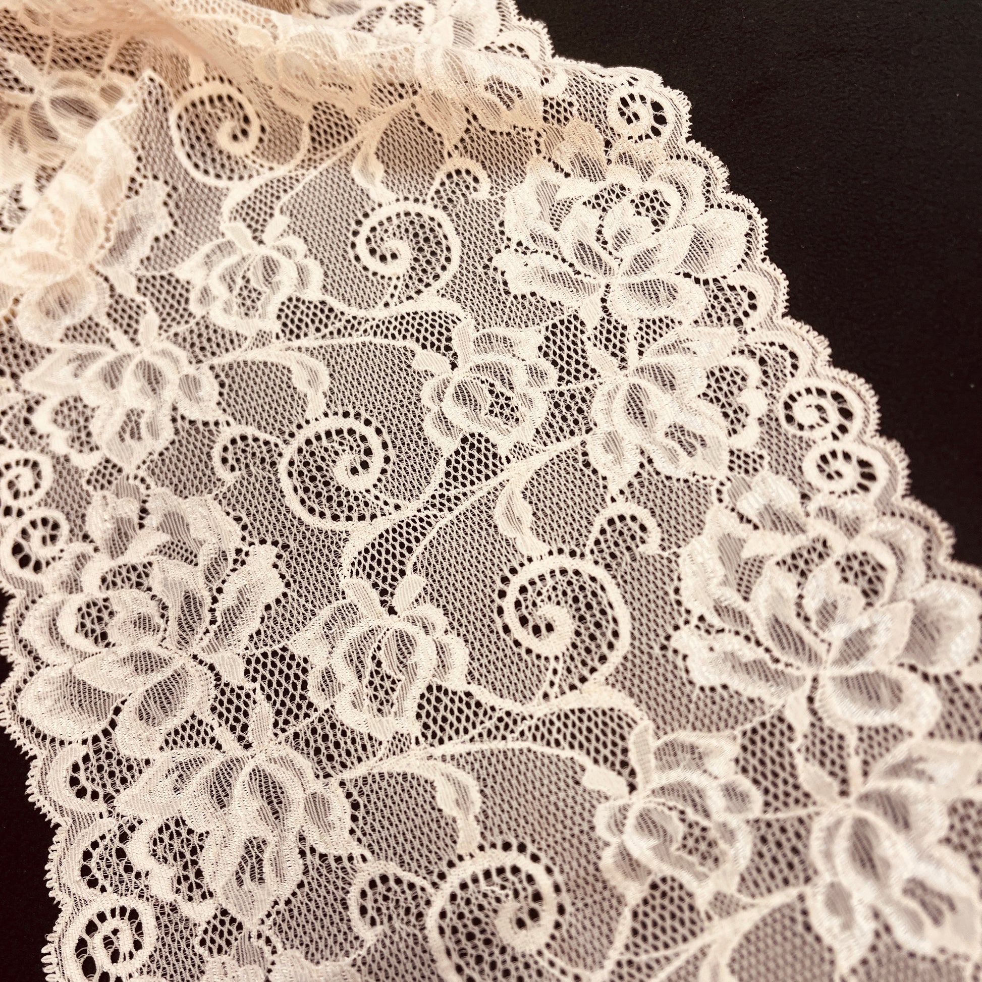 Image of elastic lace 20 cm - crème brûlée – available at Šarlotes audumi