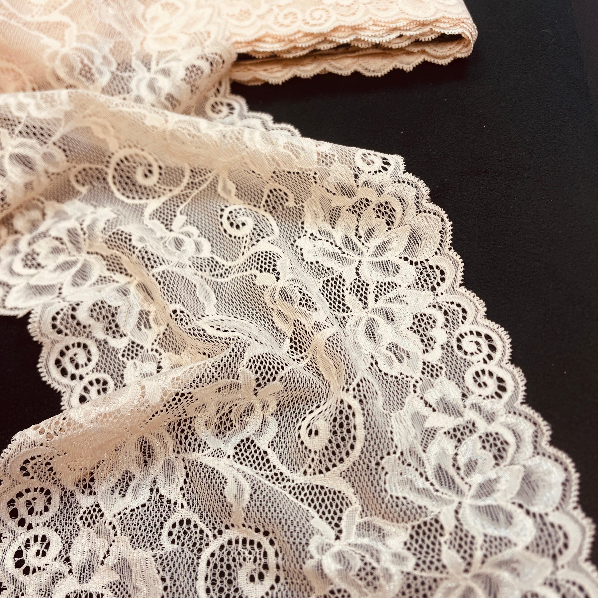 Image of Elastic lace 20 cm - crème brûlée – available at Šarlotes audumi