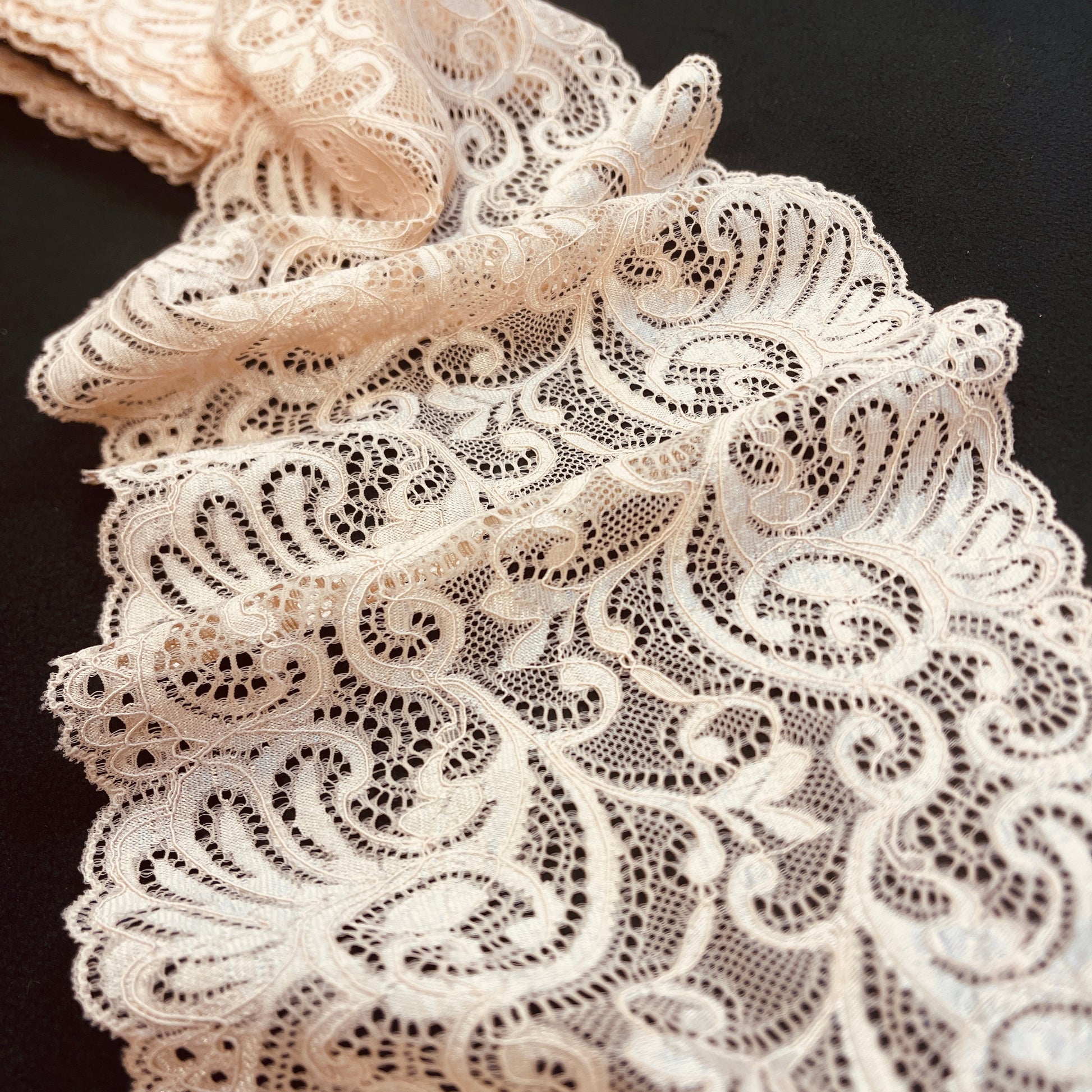 Image of elastic lace 20 cm - latte – available at Charlotte's Fabrics