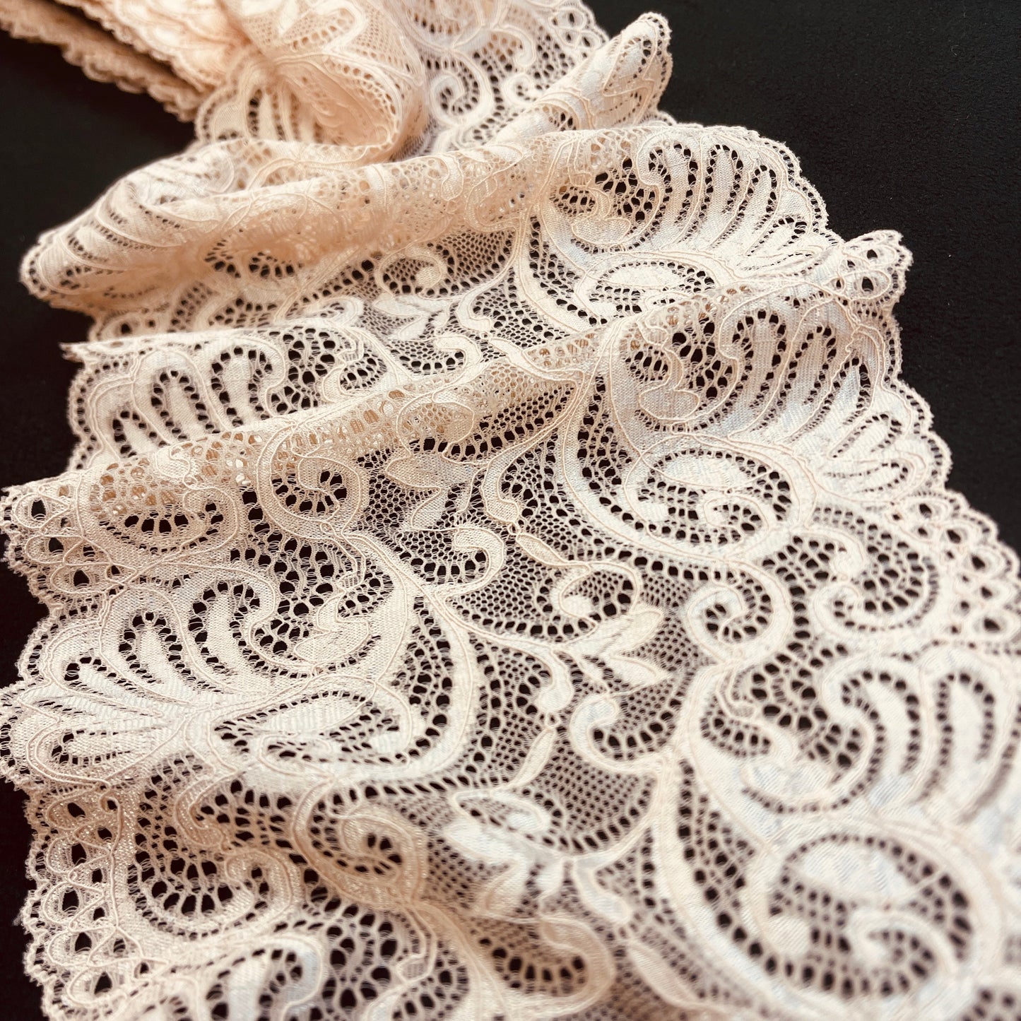Image of elastic lace 20 cm - latte – available at Šarlotes audumi