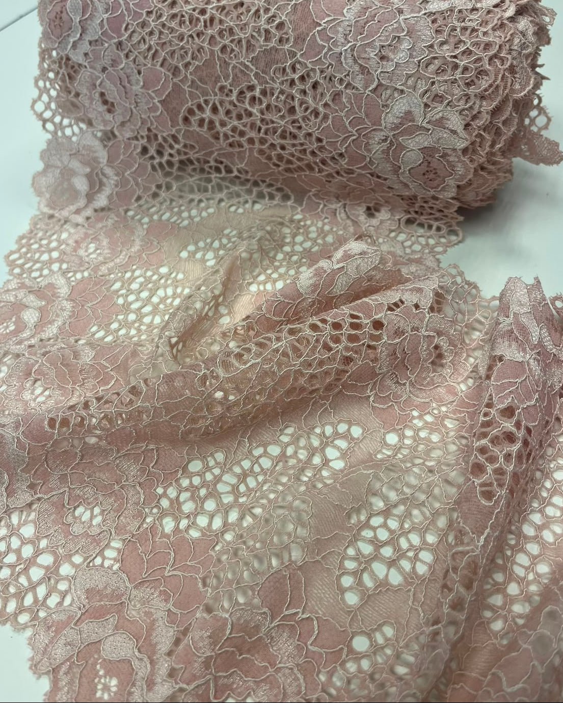 Image avec dentelle élastique 20 cm, doux ton rose poudré – disponible en ligne chez Šarlotes audumi