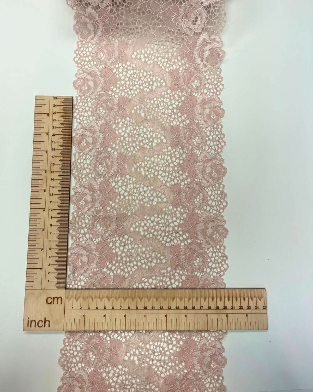 Image de dentelle élastique 20 cm, douce teinte rose poudré – disponible en ligne chez Šarlotes audumi