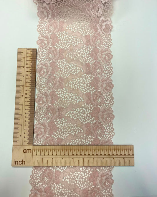 Image de dentelle élastique 20 cm, douce teinte rose poudré – disponible en ligne chez Šarlotes audumi