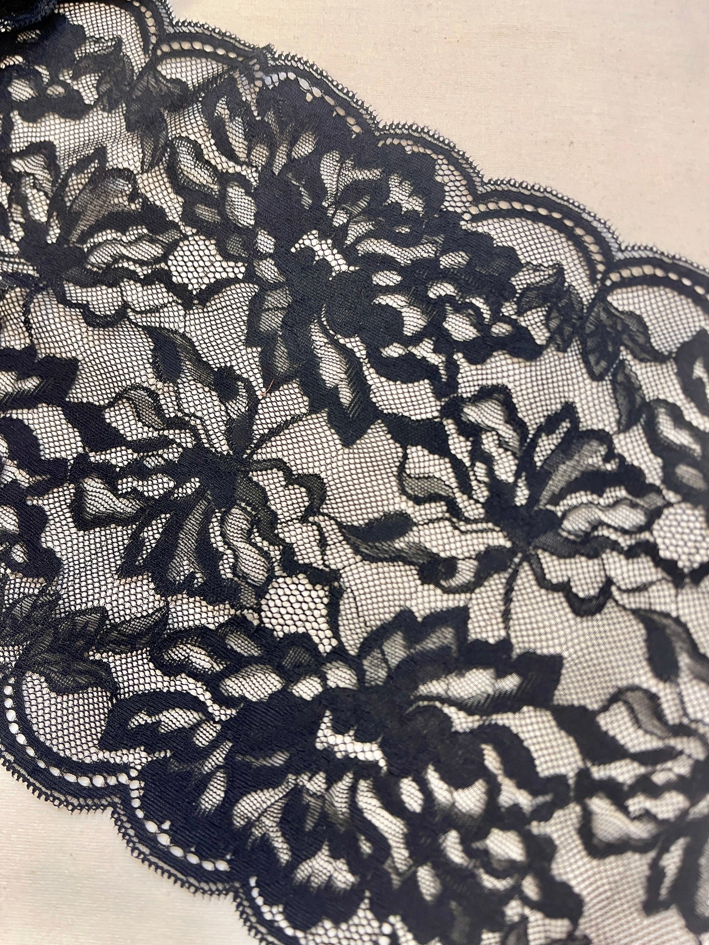Image avec dentelle élastique 20 cm - noire – disponible chez Šarlotes audumi