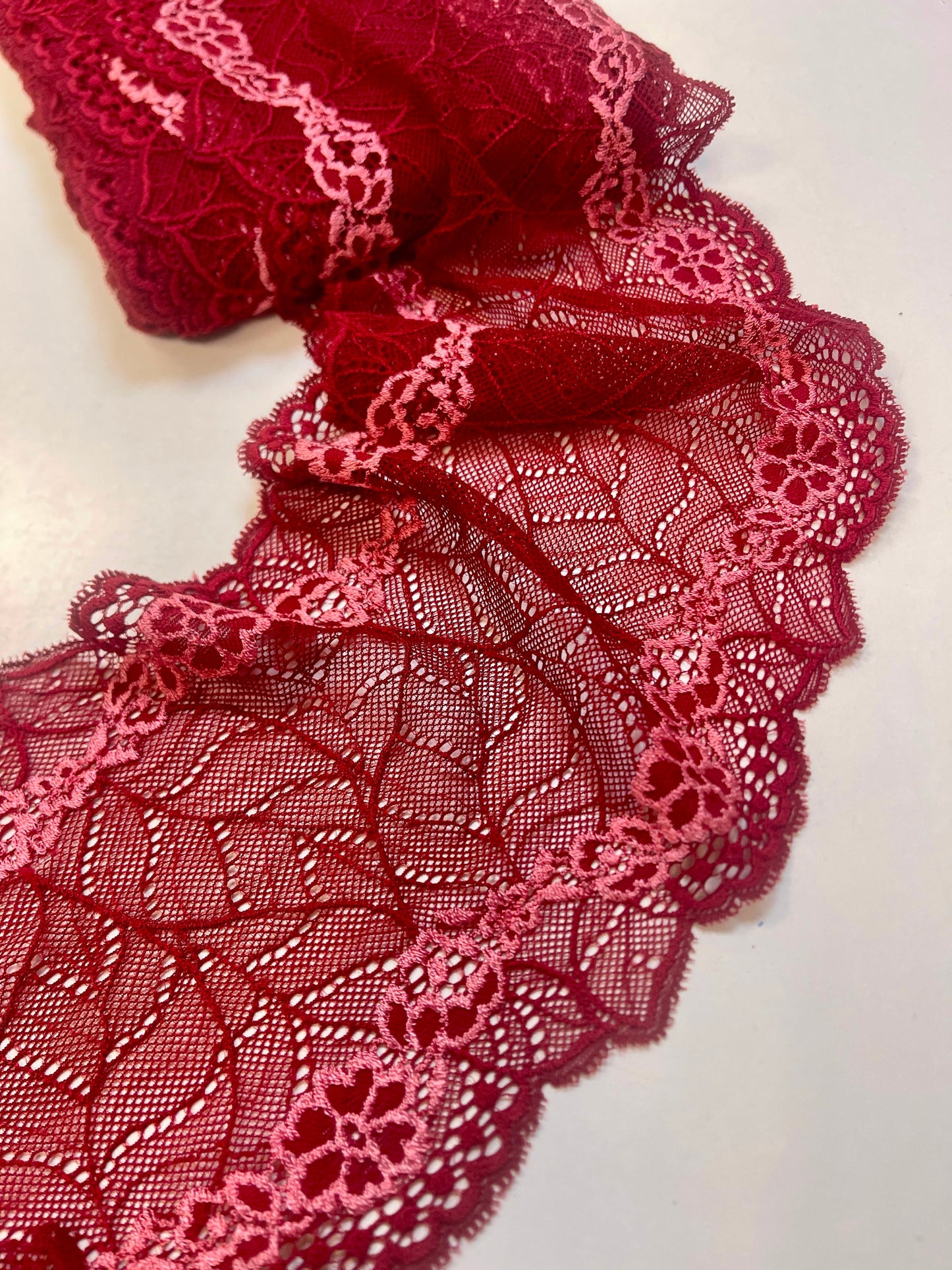 Image of elastic lace 20 cm-red with light accents – available online at Šarlotes audumi