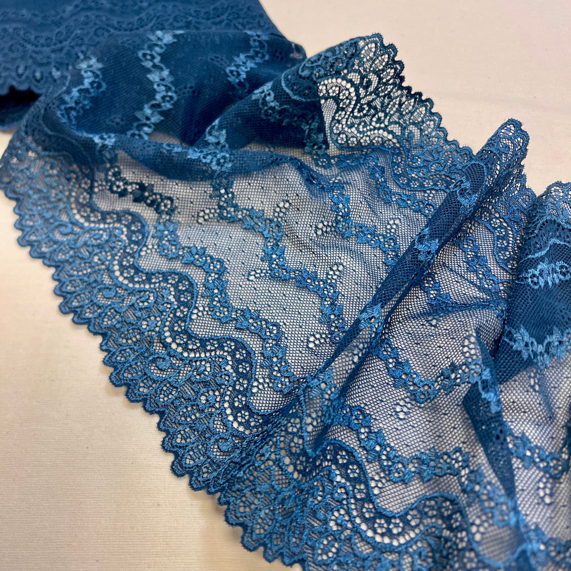 Image avec dentelle élastique 20 cm - bleu foncé – disponible chez Šarlotes audumi