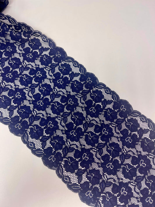 Image de dentelle élastique 20 cm - petites fleurs bleu foncé, disponible en ligne chez Šarlotes audumi