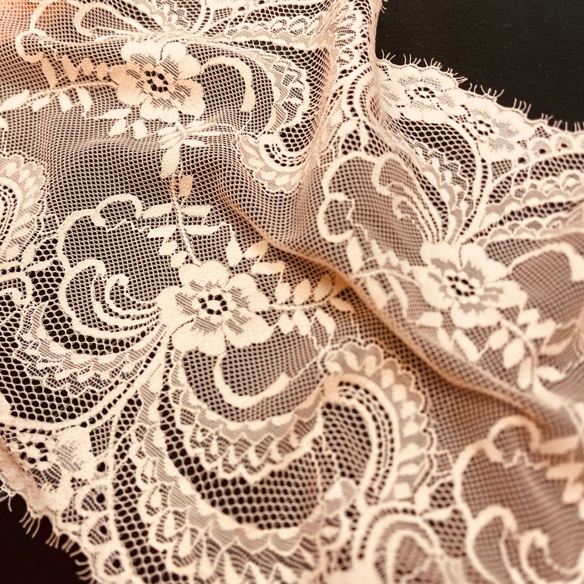Image avec dentelle élastique 25 cm - rose saumon – disponible chez Šarlotes audumi