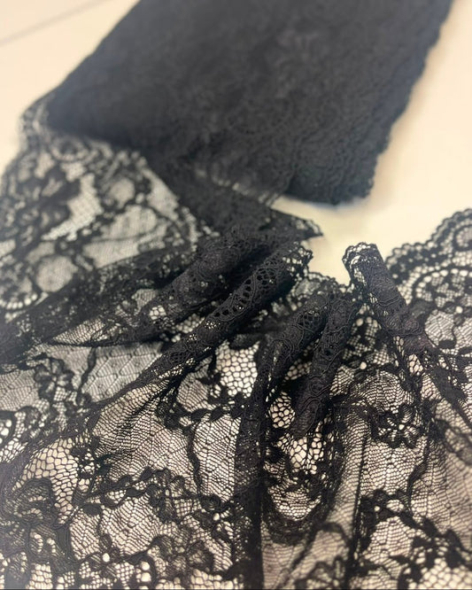 Image de dentelle fine élastique 18 cm-noire – disponible en ligne chez Tissus de Charlotte