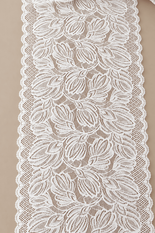Image avec dentelle fine extensible 20 cm blanc lait – disponible en ligne chez Tissus de Charlotte