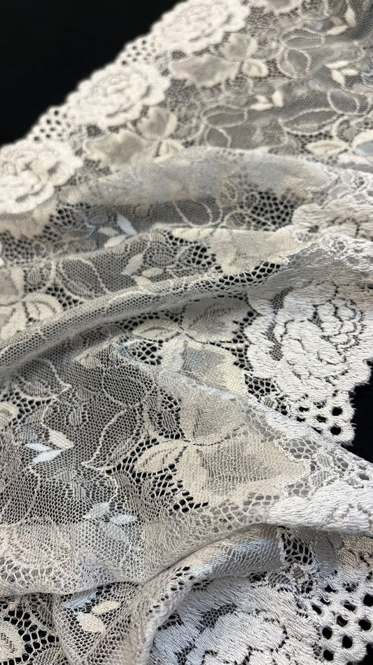 Image de dentelle fine extensible 22 cm, gris argenté – disponible en ligne chez Šarlotes audumi