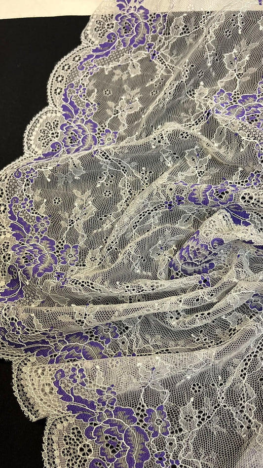 Image de dentelle fine élastique de 24 cm, grise avec des accents violets – disponible en ligne chez Šarlotes audumi