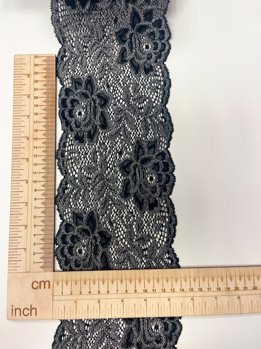 Image avec dentelle fleurie extensible 14 cm noire et grise – disponible en ligne chez Šarlotes audumi