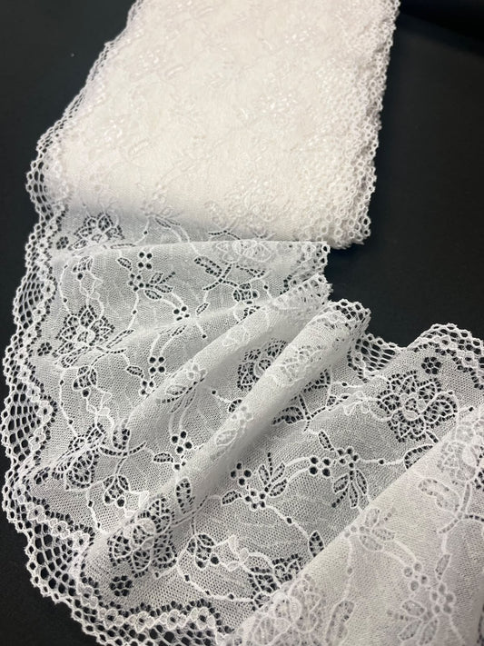 Image de dentelle florale élastique 17 cm blanc neige, disponible en ligne chez Šarlotes audumi