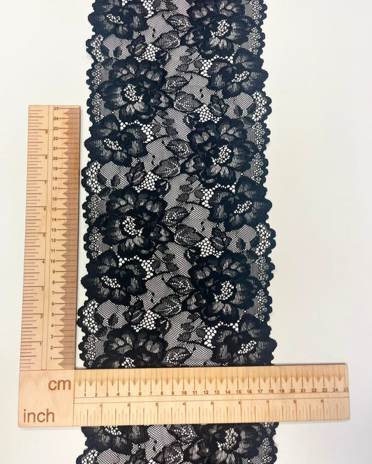 Image de dentelle florale extensible 18 cm-noire – disponible en ligne chez Šarlotes audumi