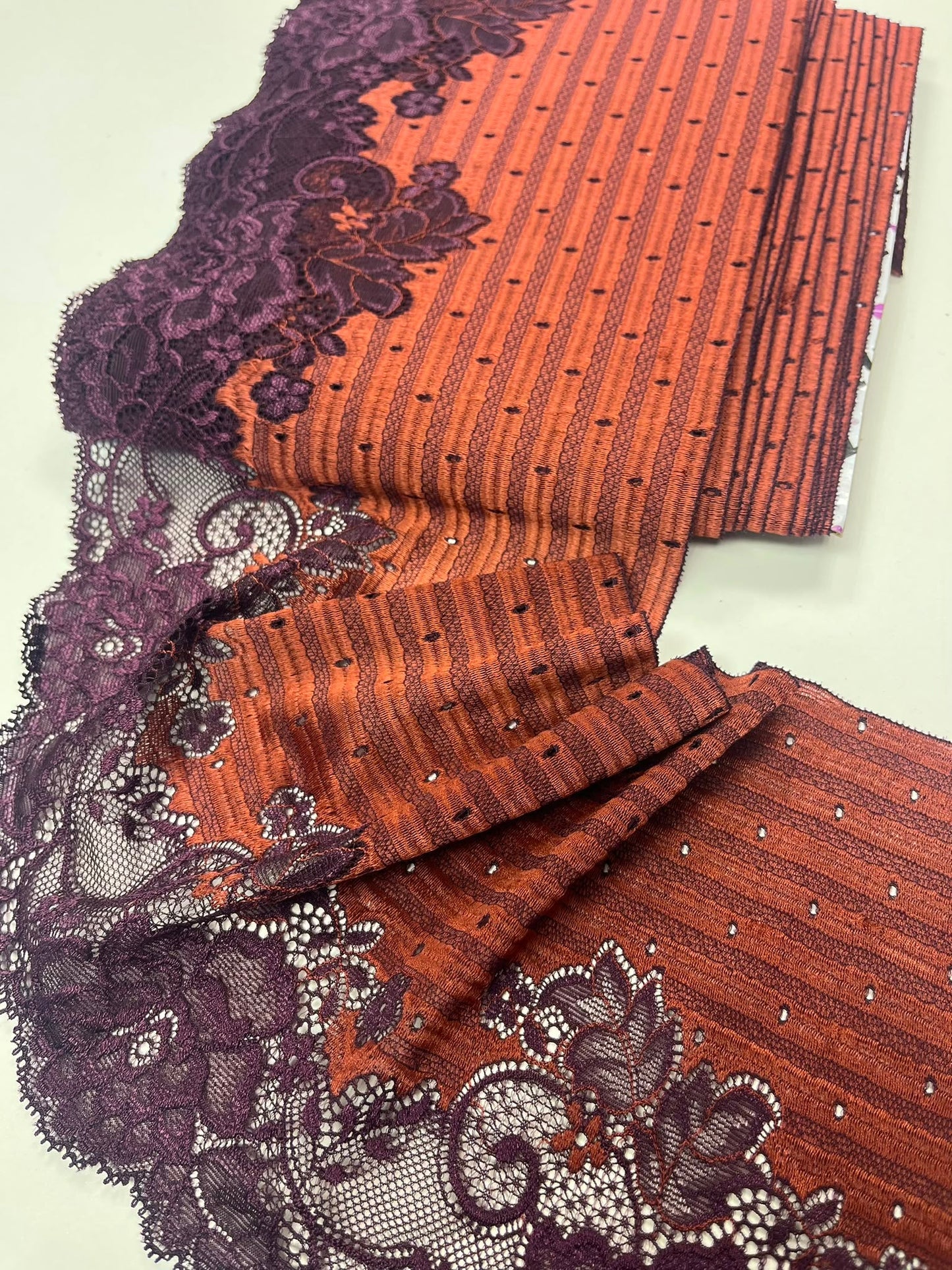 Image avec dentelle florale élastique 18 cm orange et lilas – disponible en ligne chez Šarlotes audumi