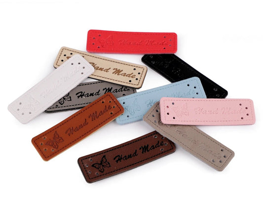 Étiquettes « Hand Made » blanches, 15 x 50 mm – disponibles en ligne chez Šarlotes audumi