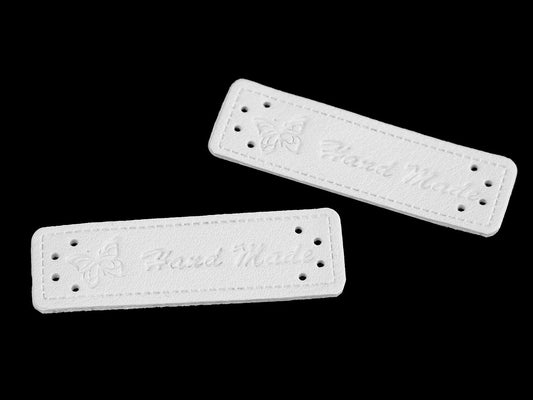 Étiquettes « Hand Made » blanches, 15 x 50 mm – disponibles en ligne chez Šarlotes audumi