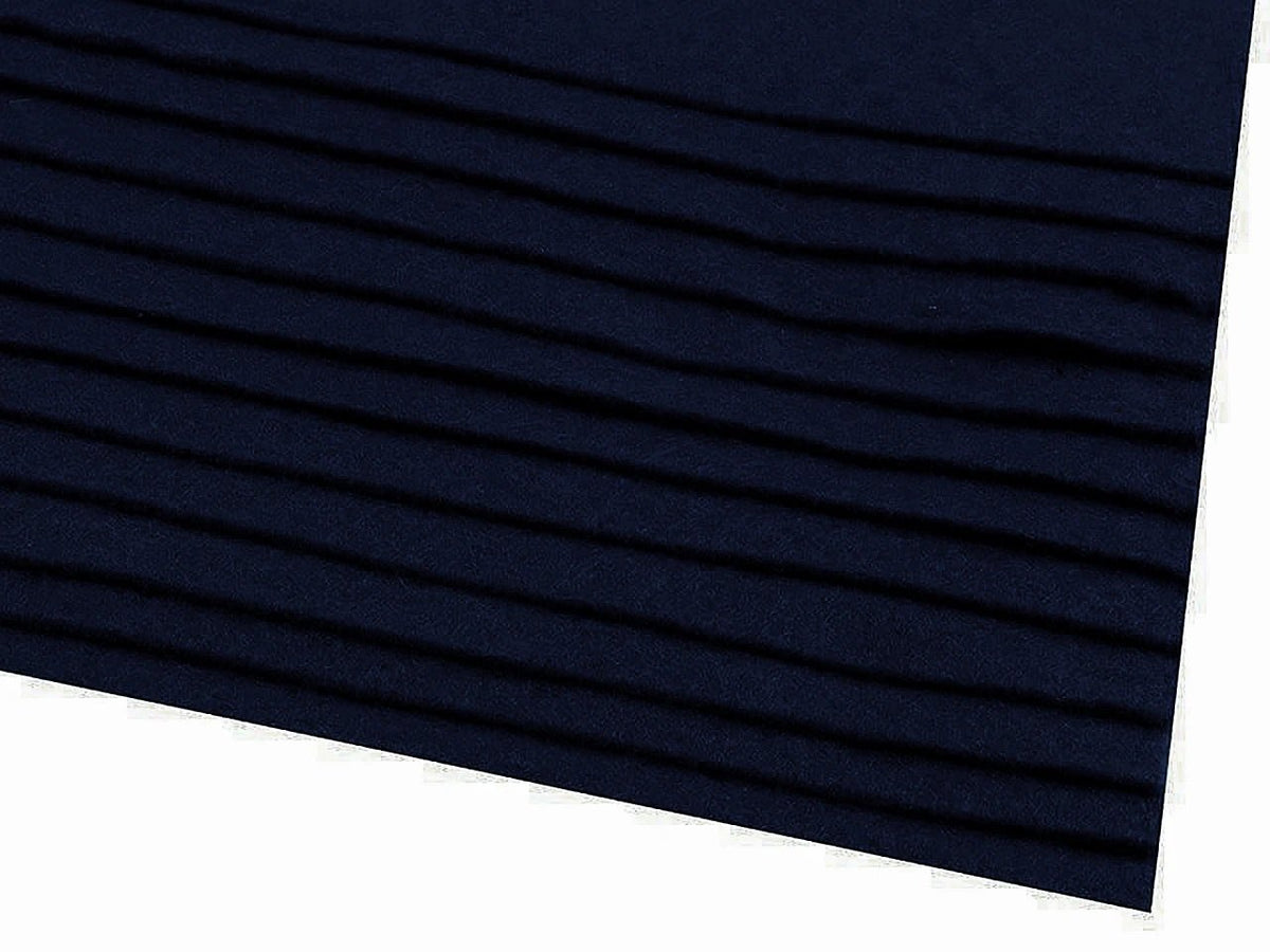 Image d’une feuille de feutre, 1 mm, 20x30 cm, bleu foncé – disponible en ligne chez Šarlotes audumi