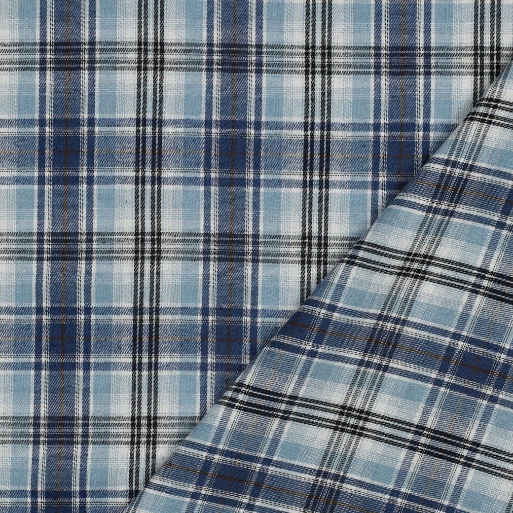 Flanelle bleu clair à carreaux 137 g/m² – disponible chez Šarlotes audumi