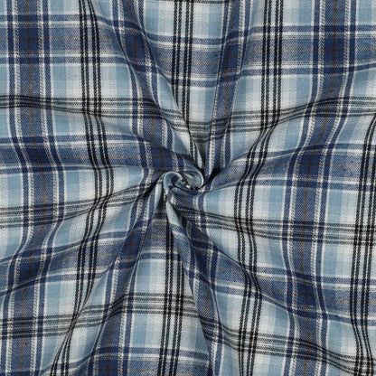 Image de flanelle bleu clair à carreaux 137 g/m² – disponible chez Šarlotes audumi