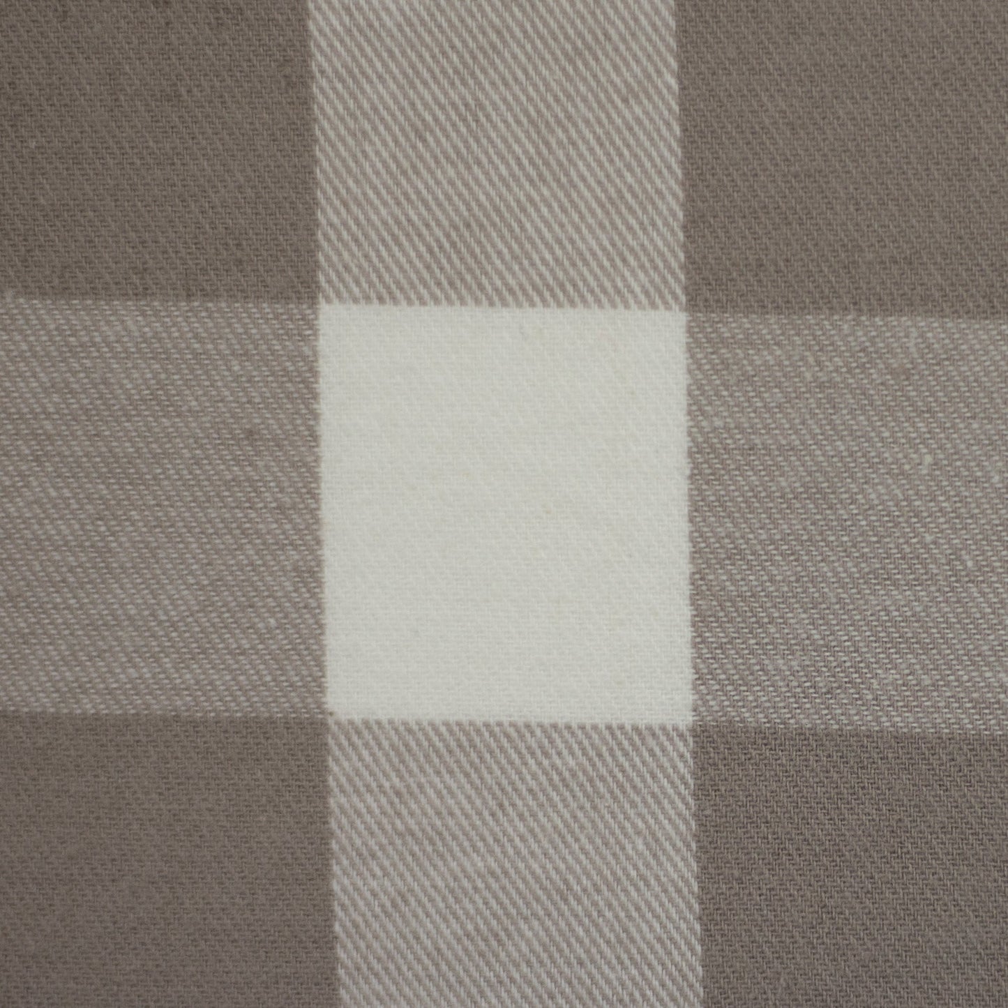 Attēls ar Flanelis-pelēkbrūnas rūtis 150 g/m² – pieejams Šarlotes audumi