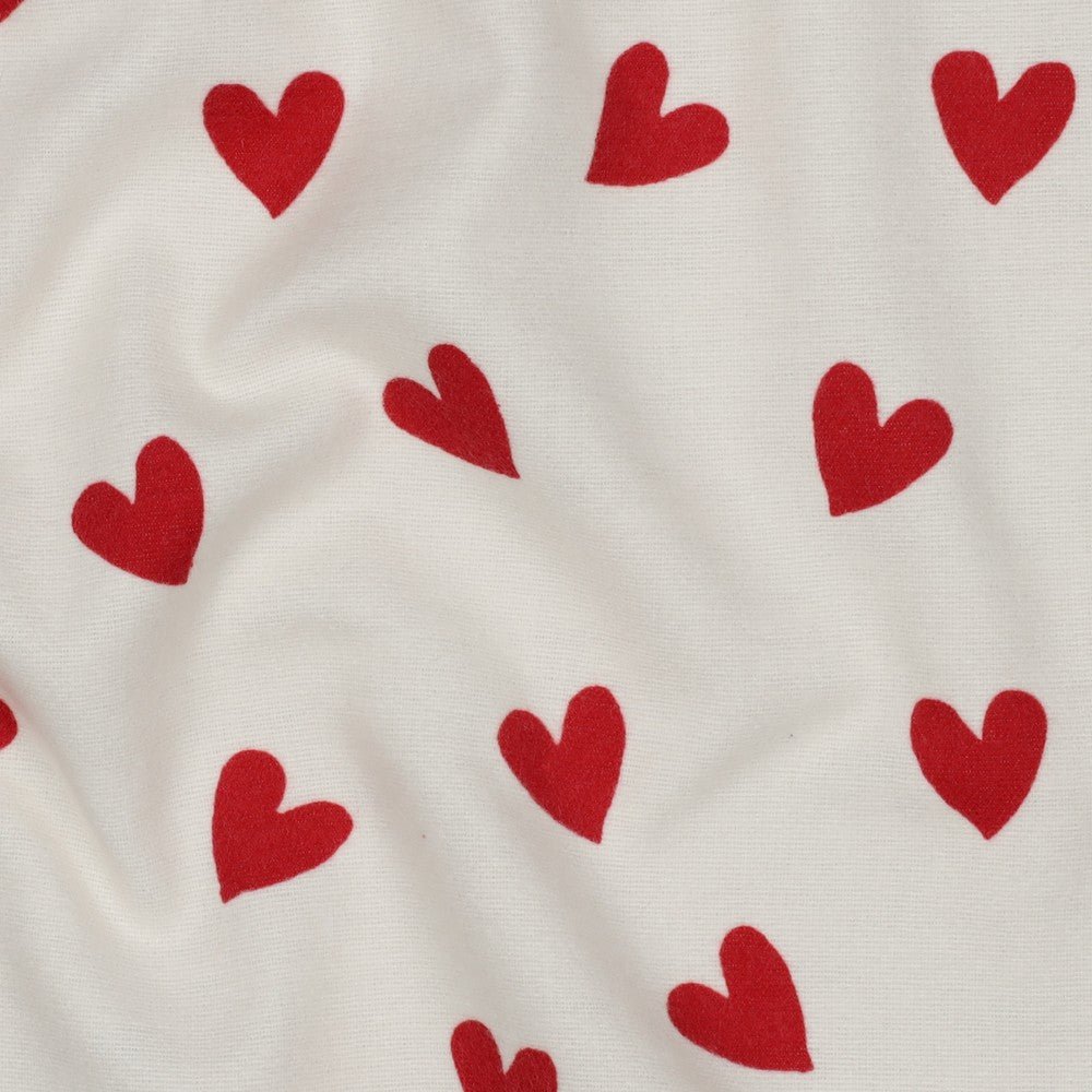 Image de flanelle à cœurs rouges 165 g/m² – disponible chez Šarlotes audumi