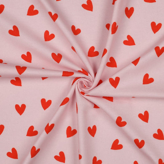 Image de flanelle - petits cœurs rouges sur fond rose 165 g/m² – disponible chez Šarlotes audumi