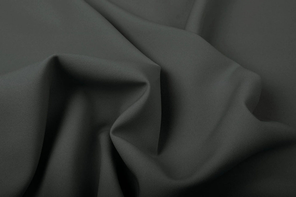Image de gabardine gris foncé – disponible en ligne chez Šarlotes audumi