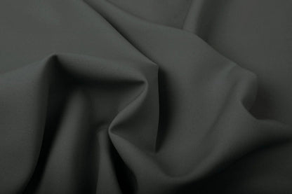 Image de gabardine gris foncé – disponible en ligne chez Šarlotes audumi