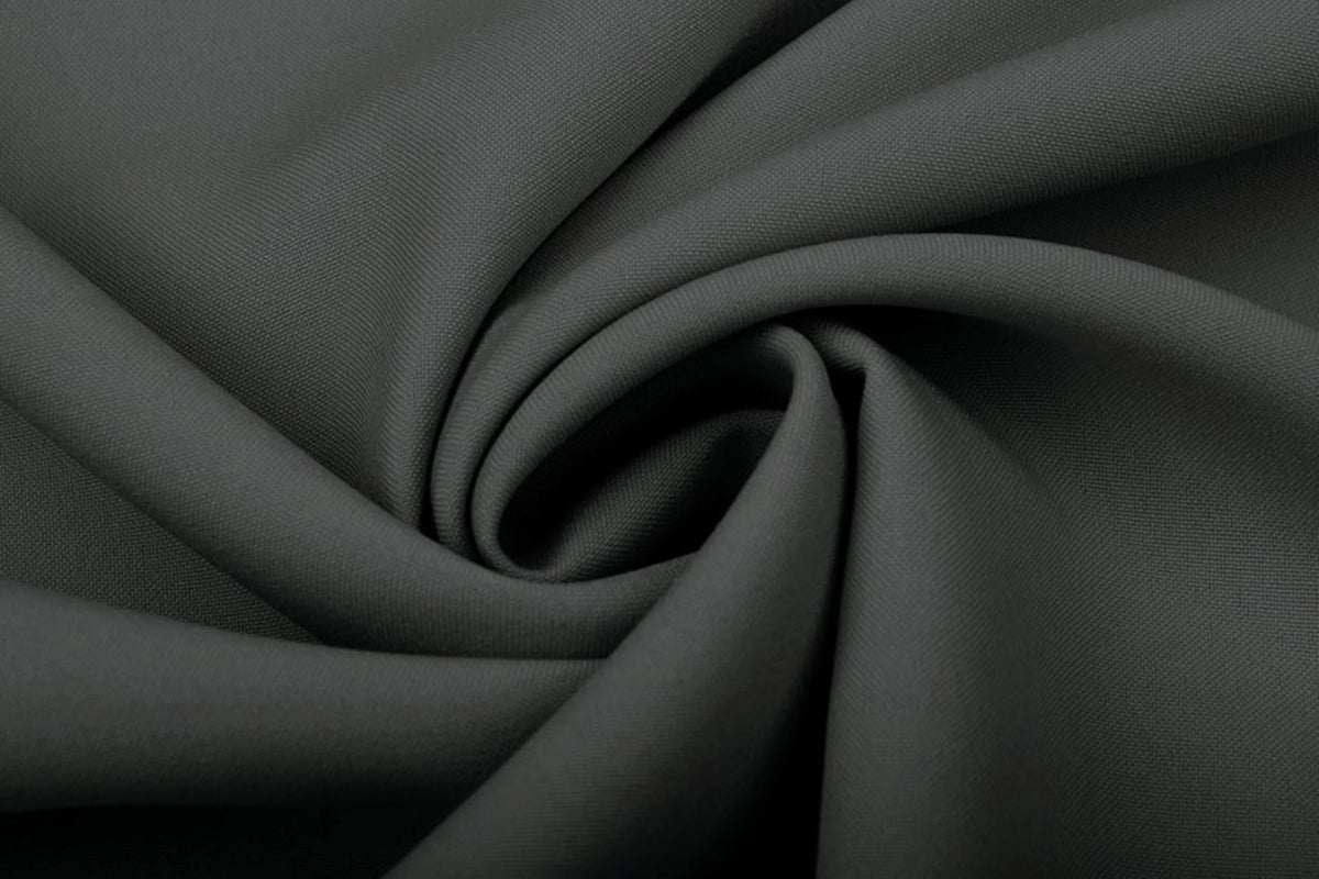 Image de gabardine gris foncé – disponible en ligne chez Šarlotes audumi