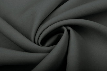 Image de gabardine gris foncé – disponible en ligne chez Šarlotes audumi