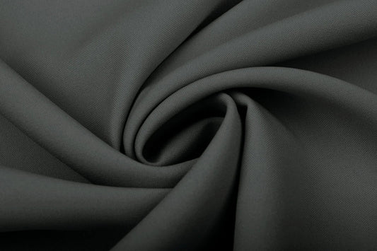 Image de gabardine gris foncé – disponible en ligne chez Šarlotes audumi