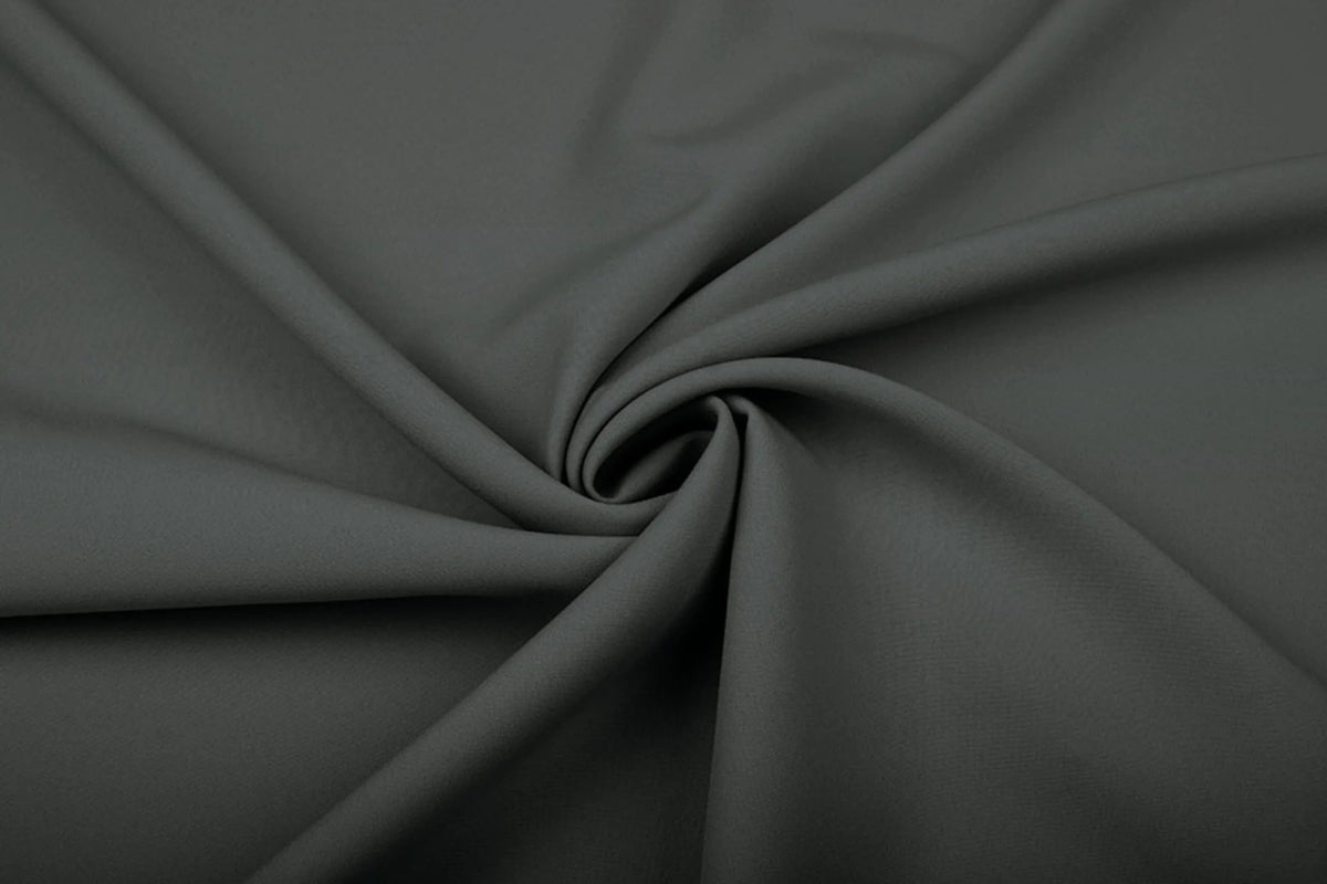 Image de gabardine gris foncé – disponible en ligne chez Šarlotes audumi