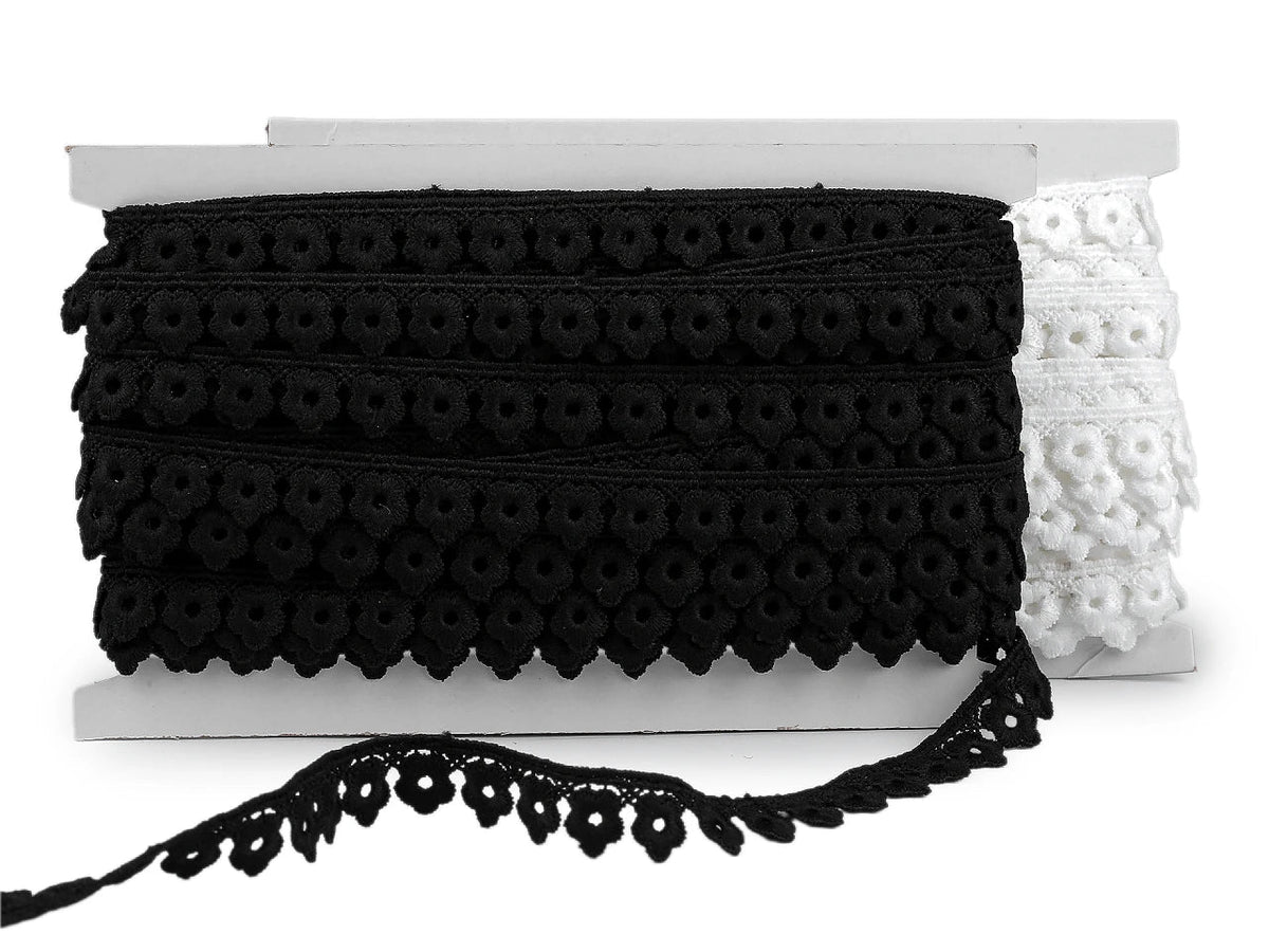 Image de dentelle guipure 17 mm – blanche et noire – disponible en ligne chez Šarlotes audumi