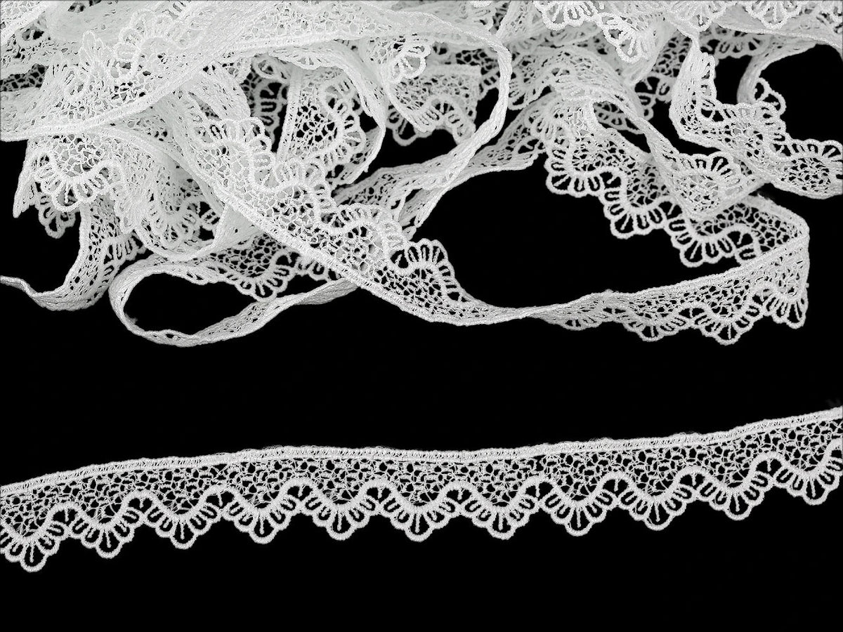 Image avec ruban de dentelle en guipure, blanc lait – 11 mm / 15 mm – disponible en ligne chez Šarlotes audumi