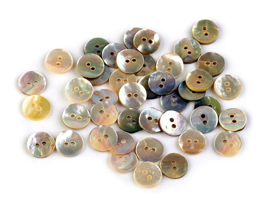 Image d’un bouton coquillage en nacre de 10 mm – disponible en ligne chez Šarlotes audumi
