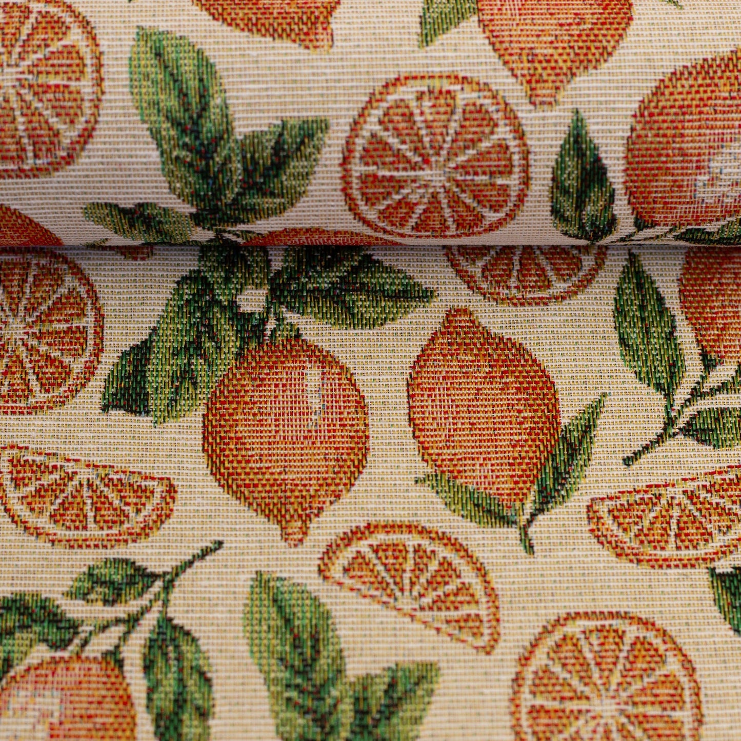Image de citrons en tapisserie sur fond beige – disponible en ligne chez Šarlotes audumi