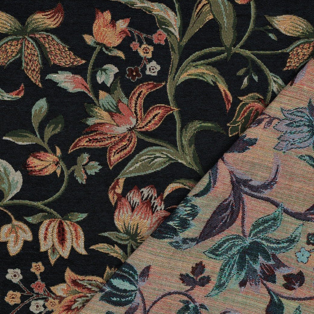 Image d’une guirlande florale en tapisserie – disponible en ligne chez Šarlotes audumi