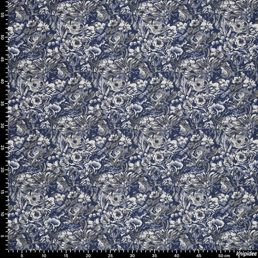 Image avec la tapisserie Iris bleus – disponible en ligne chez Šarlotes audumi