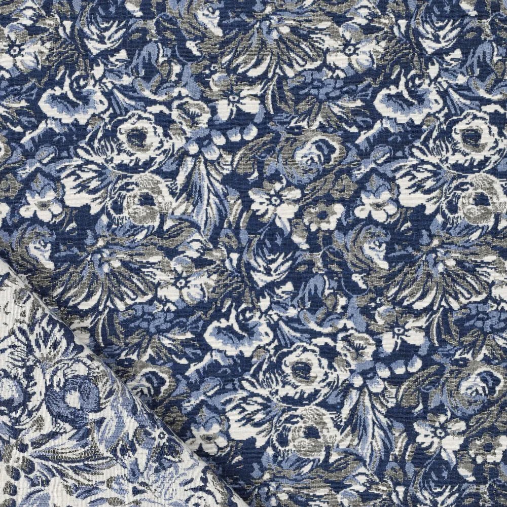 Image avec la tapisserie Iris bleus – disponible en ligne chez Šarlotes audumi